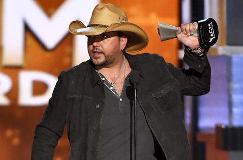 Jason Aldean lên sân khấu nhận giải Nghệ sĩ của năm.